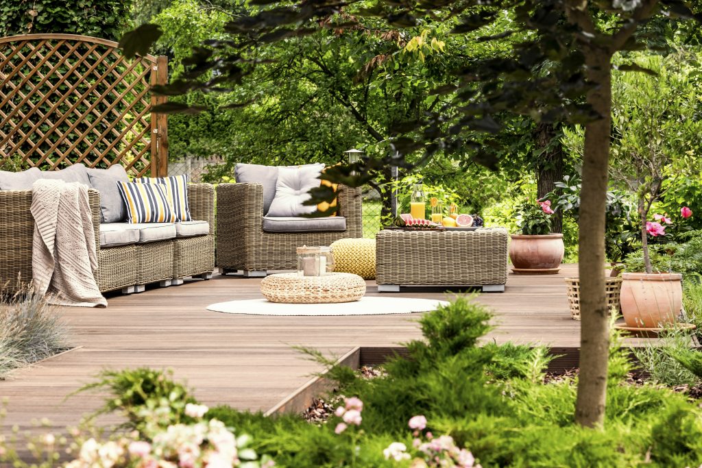 ratanový zahradní nábytek na dřevěné terase